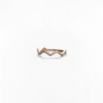 Anello Sottile a Forma di Zig - Zag con Zirconi Pavé in Oro 14K - GIOIELLO ITALIANO