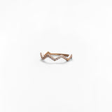 Anello Sottile a Forma di Zig - Zag con Zirconi Pavé in Oro 14K - GIOIELLO ITALIANO