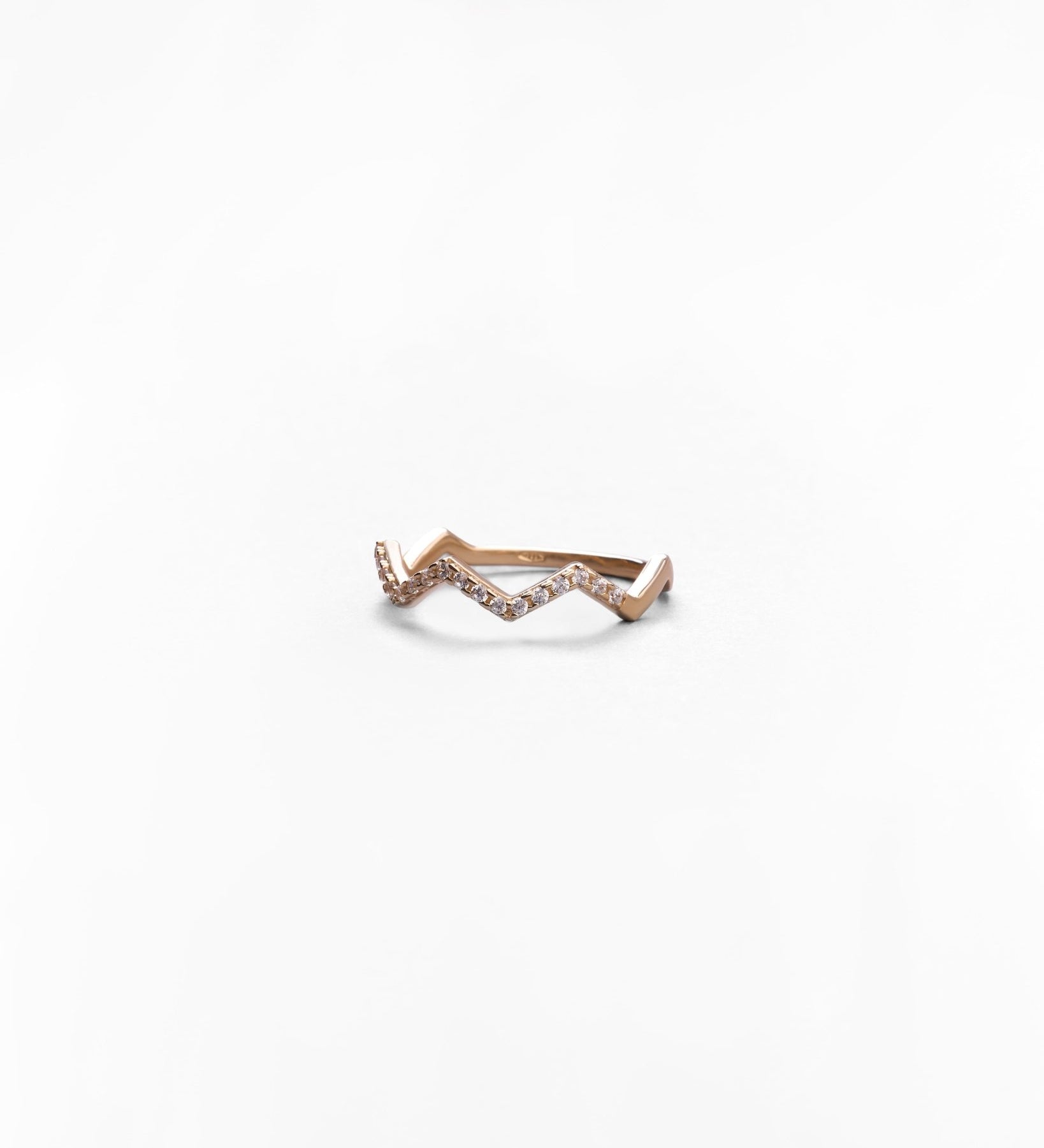 Anello Sottile a Forma di Zig - Zag con Zirconi Pavé in Oro 14K - GIOIELLO ITALIANO
