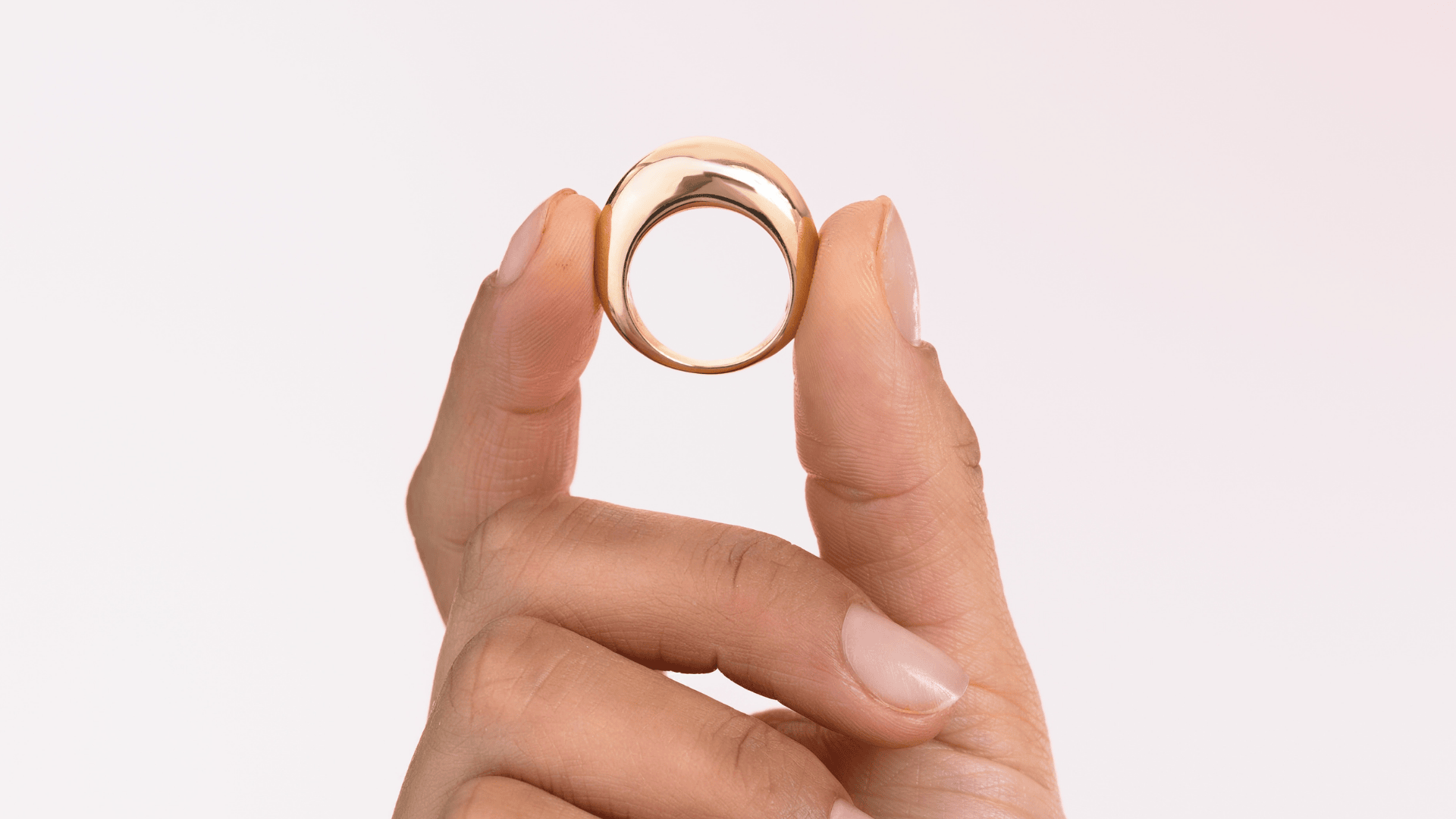 anello_doro_sotto_la_luce_gioiello_italiano