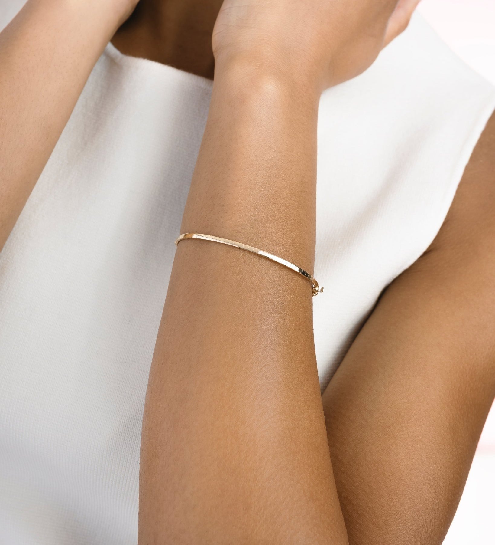 Bracciale Rigido Sottile in Oro 14K con Dettaglio Schiava - GIOIELLO ITALIANO