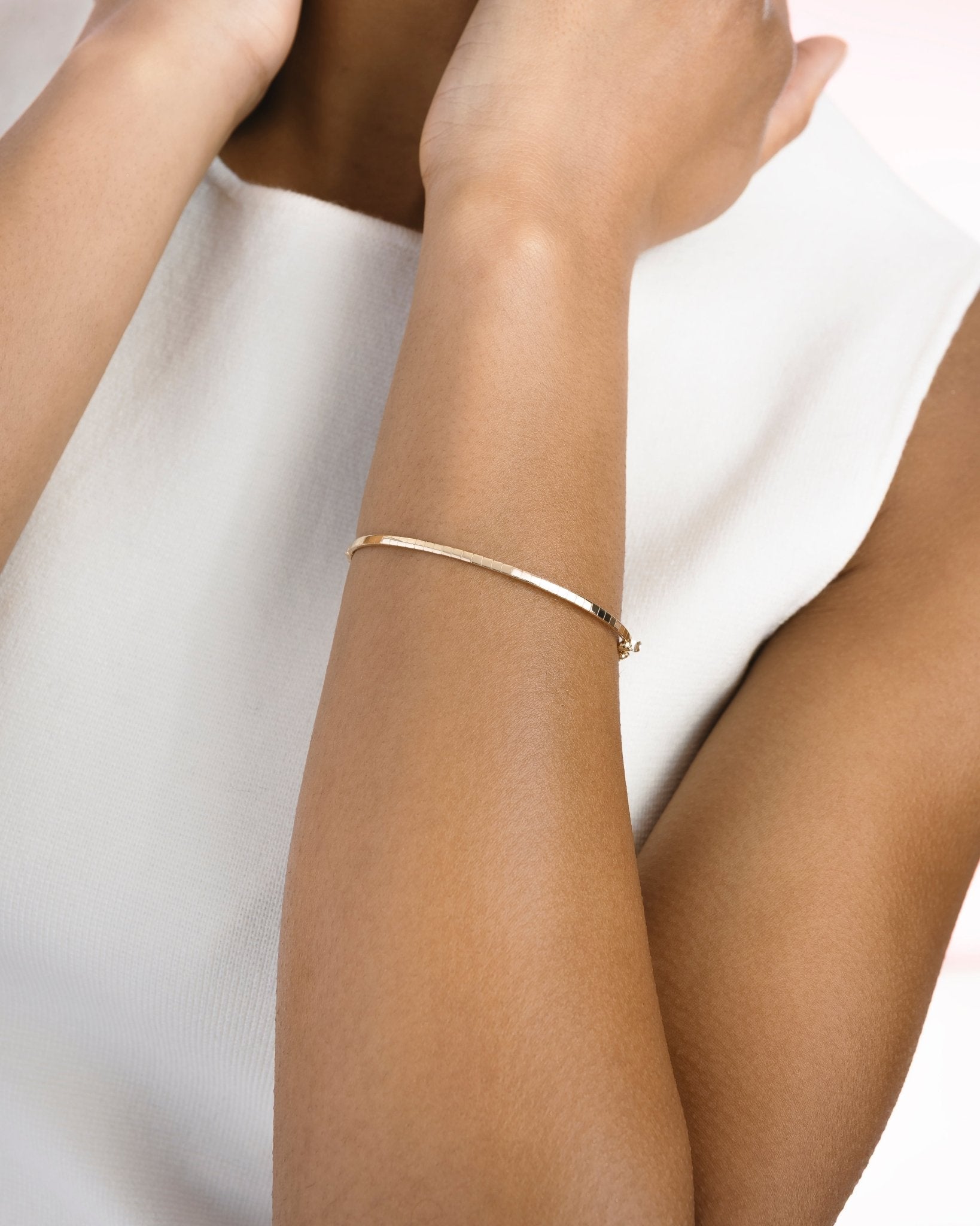 Bracciale Rigido Sottile in Oro 14K con Dettaglio Schiava - GIOIELLO ITALIANO