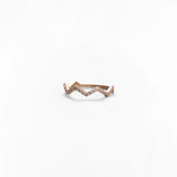 Anello Sottile a Forma di Zig-Zag con Zirconi Pavé in Oro 14K
