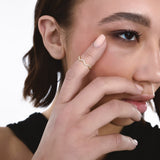 Anello Sottile a Forma di Zig-Zag con Zirconi Pavé in Oro 14K
