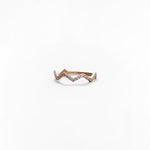 Anello Sottile a Forma di Zig - Zag con Zirconi Pavé in Oro 14K - GIOIELLO ITALIANO