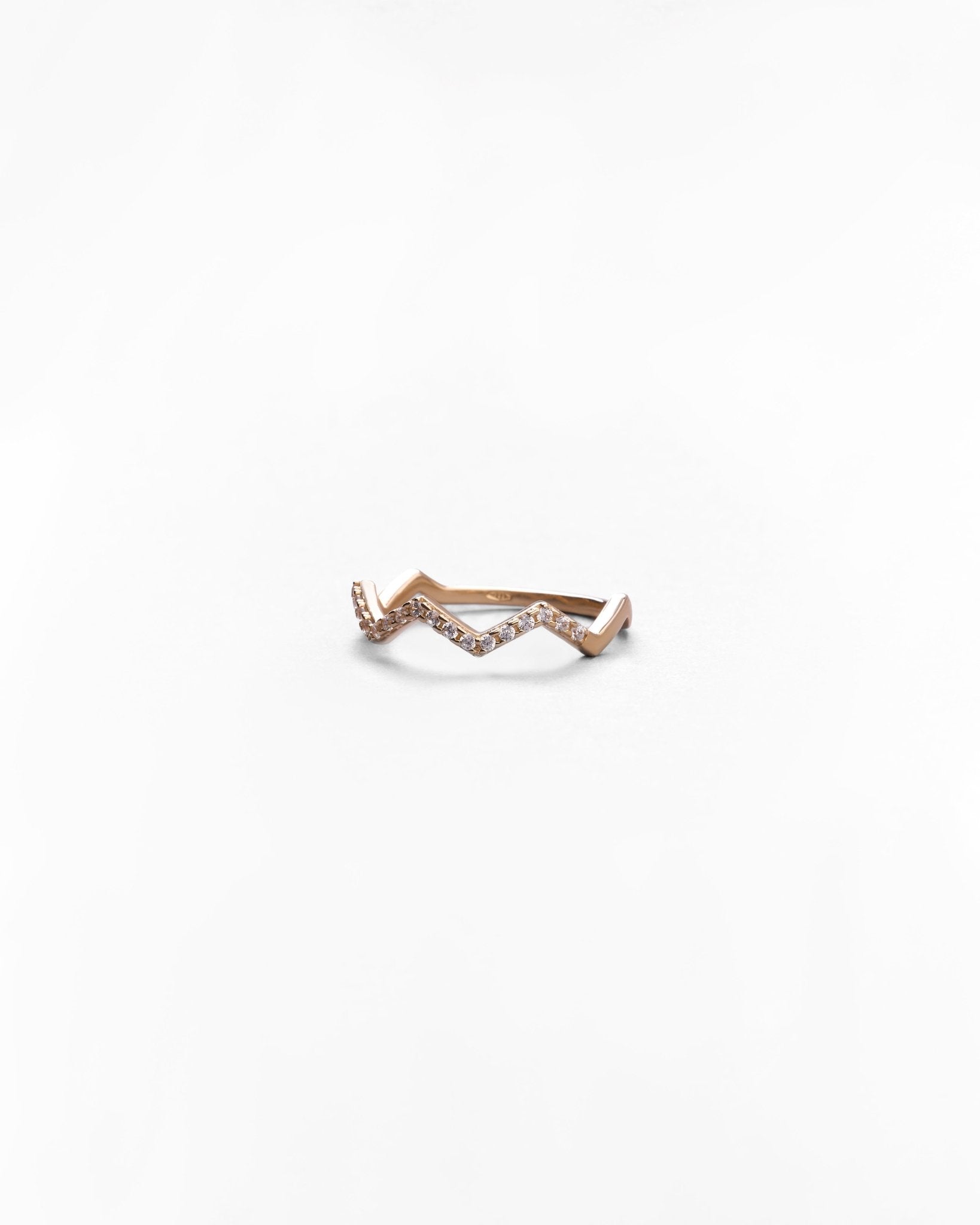 Anello Sottile a Forma di Zig - Zag con Zirconi Pavé in Oro 14K - GIOIELLO ITALIANO
